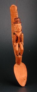スプーンの軸に座るヨーロッパ人男性の図 南東アフリカ 19世紀後半 (木製) 作： アフリカ人