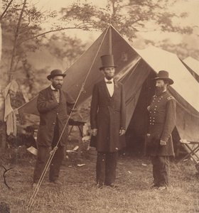 [1862 年 10 月 3 日、エイブラハム リンカーン大統領、ジョン A. マクラナンド少将、E. J.