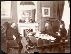 ウォルドーフアストリアホテルでの「ヘラルド会話」、1899年または1900年（銀ゼラチンプリント）
