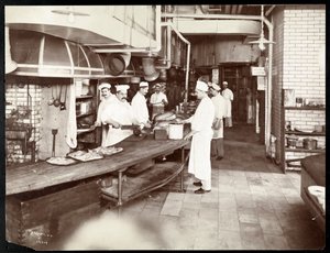 1903年または1904年にニューヨークの34番街と5番街にあるウォルドーフアストリアホテルのキッチンで働く料理人（銀ゼラチンプリント）