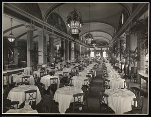 ホテルペンシルバニアのルーフガーデンレストラン、1919年（銀ゼラチンプリント）