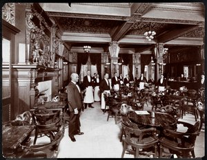 ホテルデルモニコのカフェでウェイター、1902年（銀ゼラチンプリント）