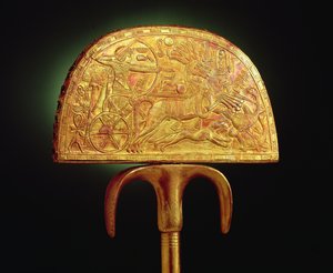 ツタンカーメンの墓からのダチョウの羽のファン（c.1370-1352 BC）新王国（板金で覆われた木材）（3975も参照） 作： Egyptian 18th Dynasty