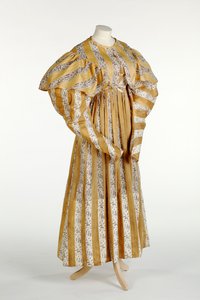 黄色と白の縦縞のデザインでプリントされた抽象的な藤色のパターンのモスリンドレス、c.1820-30（綿）
