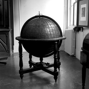 1833年にパリの盲人少年院からヘステッターに発注された「教育用大球体」（ブロンズ）（モノクロ写真）（詳細は163937参照 作： French School