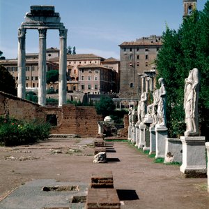 フォロ・ロマーノ：ヴェスタールの彫像。ヴェスタールの家（Casa delle VestaliまたはAtrium Vestae）。左側にはギリシャのディオスクレス神殿（またはカストルとポルックスの神殿）（紀元前5世紀）。ローマ