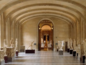 ルーヴル美術館のダルの部屋の様子：ボルゲーゼ・コレクションのギリシャ・ローマ時代の古代美術品が展示されています。パリ