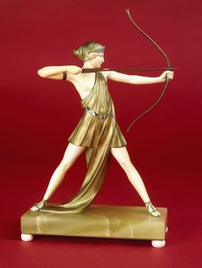 アーチャー（ブロンズとアイボリーの置物、アイボリーの足に緑色のオニキスベース）