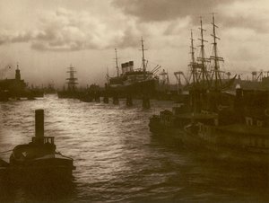 ハンブルグの港で。 ハンブルク港 (白黒写真)