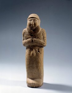 メソポタミア：石灰岩製の裸の王様と神官の像。ウリク時代。紀元前3200年パリ、ルーブル美術館