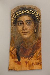 赤の若い女性の肖像、西暦90〜120年（腐食性、ライムウッド、金箔） 作： ローマ時代のエジプト人