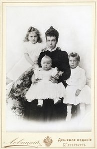 ロシアのゼニア・アレクサンドロヴナ大公妃と子供のイリーナ・アレクサンドロヴナ、アンドレイ…、1903年。
