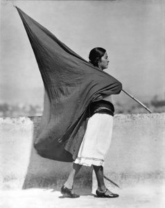 旗を持つ女性、メキシコシティ、1928