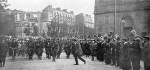 1914年8月、フランスのパリで行進している動員されたフランス軍
