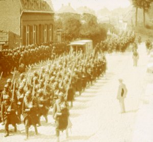 軍隊行進、アルフェリンゲム、フランダース、ベルギー、c1914-c1918