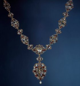 神聖帝国皇帝、ボヘミア王、ハンガリー王ロドルフ2世（1552-1612）のネックレス エナメル、金、高級石製で、受難の場面を描いたペンダントが付いています。16世紀パリ、ルーヴル美術館