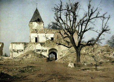 大きく損傷した城、ナポレオン3世がかつて休んだ木、ハム、ソンム、フランス、1917年（オートクローム） 作： フェルナンド・キュービル